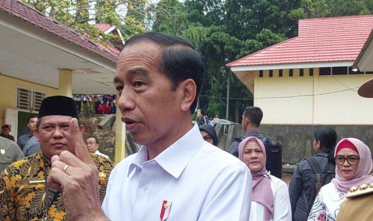 Jokowi Pamerkan Kemeja Putih Buatan SMKN 4 Jambi
