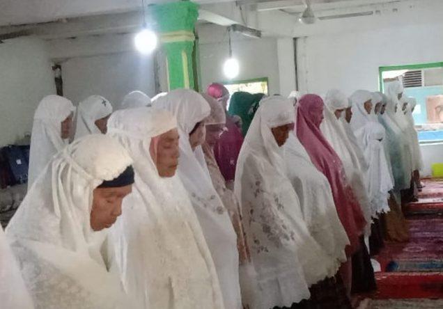 Jamaah Tareqat Naqsabandiyah di Padang Rayakan Idul Fitri Hari Ini