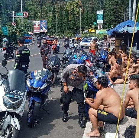 Viral Anggota Club Motor Telanjang Dada di Puncak, Polres: Sudah Diamankan