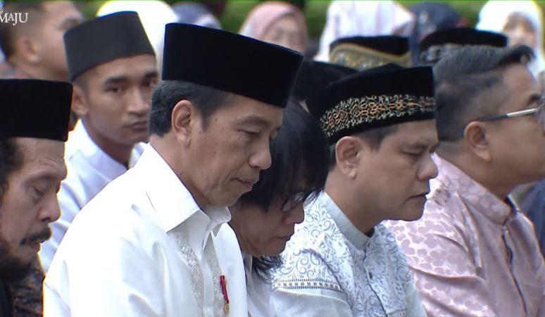 Jokowi Salat Iduladha Bareng Ketua MK Anwar Usman di Istana Yogyakarta