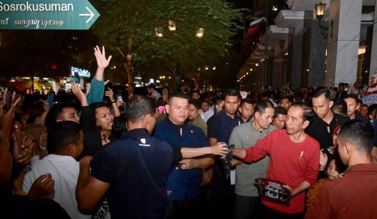 Jokowi Malam Mingguan Bareng Warga di Malioboro