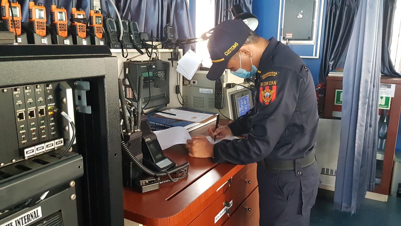 Bea Cukai Batam Sita Kapal Bermuatan 10.000 Batang Kayu Teki Selundupan