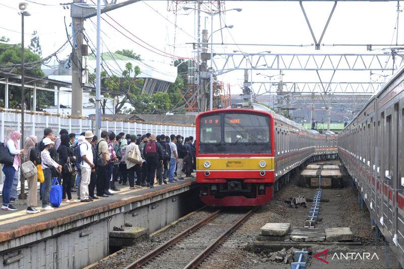Penumpang KRL Terancam Semakin Terlantar saat Izin Impor Kereta Bekas Jepang Ditolak Pemerintah
