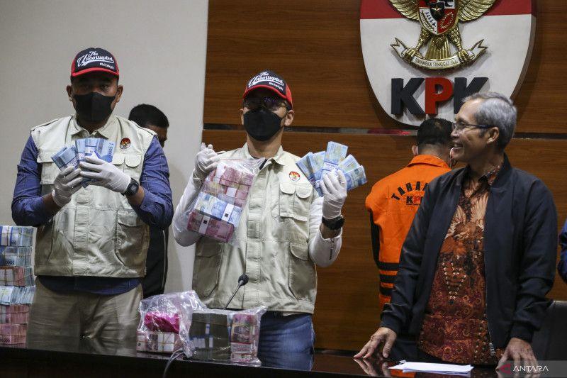 KPK Periksa 2 Pejabat BPK Riau Dalami Kasus Korupsi Bupati Meranti