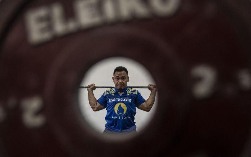 Lifter Eko Yuli Sabet 3 Emas di Kelas 67 Kg Grand Prix IWF Kuba