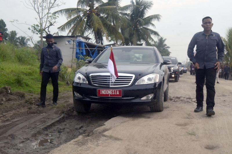 Simak! Tips Melintas di Jalan Rusak untuk Pengendara Mobil Sedan