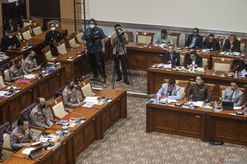 Mendadak Muncul Suara Perempuan Panggil 'Sayang' saat RDP Komisi III DPR RI dengan Polri