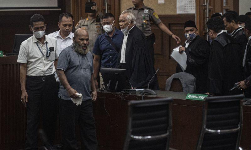 Akui Pernah Stroke 5 Kali, Lukas Enembe Jalani Persidangan dengan Kaki Bengkak