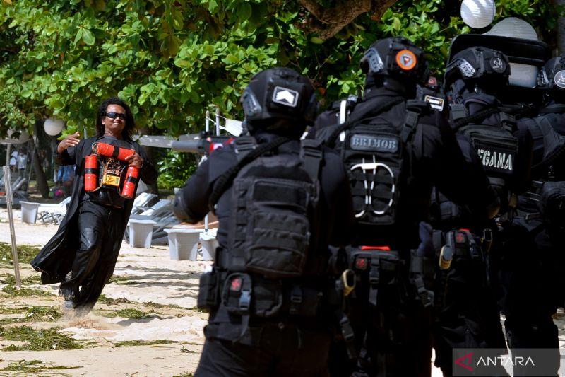 Densus 88 Antiteror Sterilkan TKP Bom Bunuh Diri di Polsek Astanaanyar
