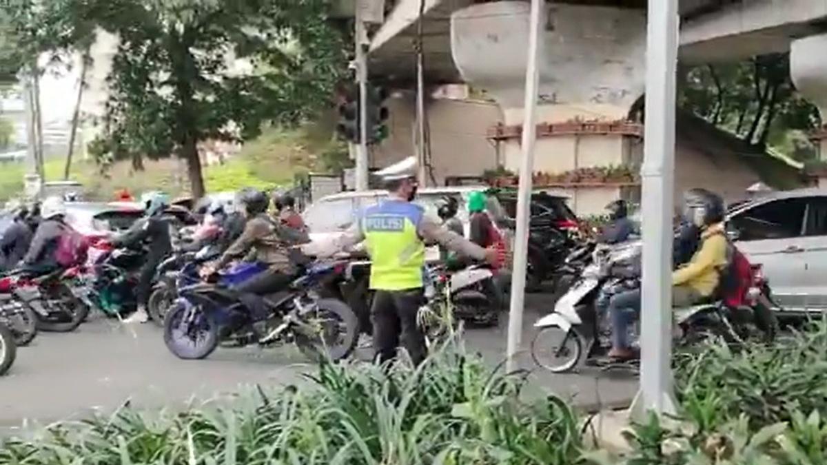 Lalin Cawang-UKI ke Jalan Gatsu Jakarta Macet Parah