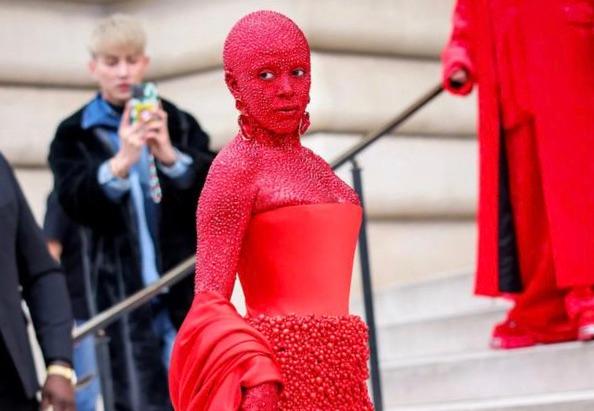 Nyentrik! Doja Cat Ditempeli 30 Ribu Kristal Swarovski Merah di Paris Fashion Week 2023