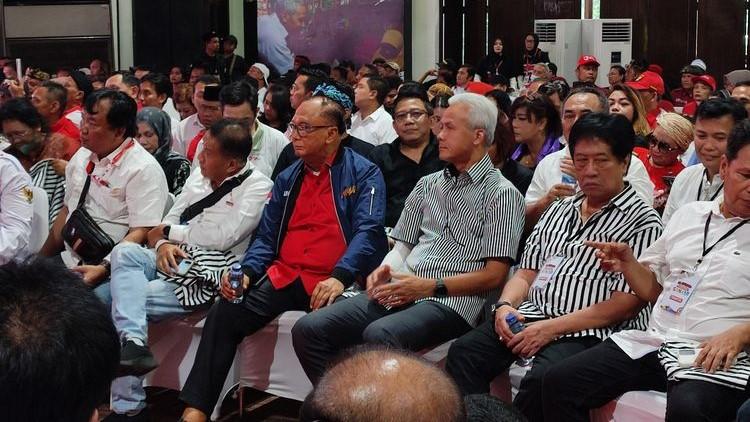 Ganjar Ngaku Bukan Orang Abu-abu saat Kenakan Kemeja Garis Hitam Putih