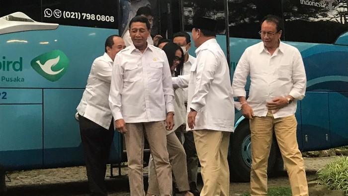 Gunakan Seragam Putih saat Pertemuan, Prabowo Ajak Wiranto Gabung Gerindra?