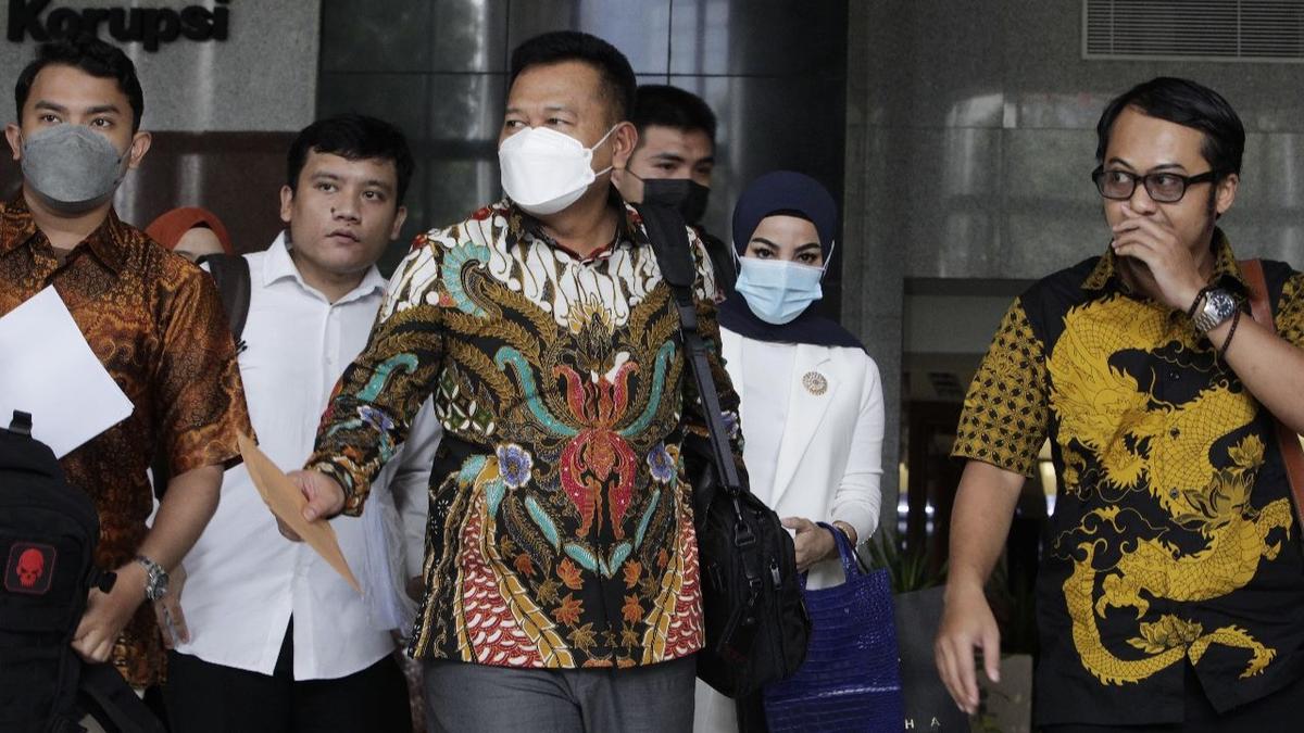 Wadaw! Potret Brigjen Endar Gandeng Istri saat Diperiksa KPK