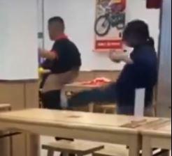 Viral! Aksi Emak-emak Tendang Bokong Pria yang Pamer Kelamin di Rumah Makan