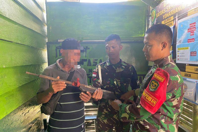 Warga di Halmahera Serahkan 12 Senpi kepada Satgas Yonarhanud