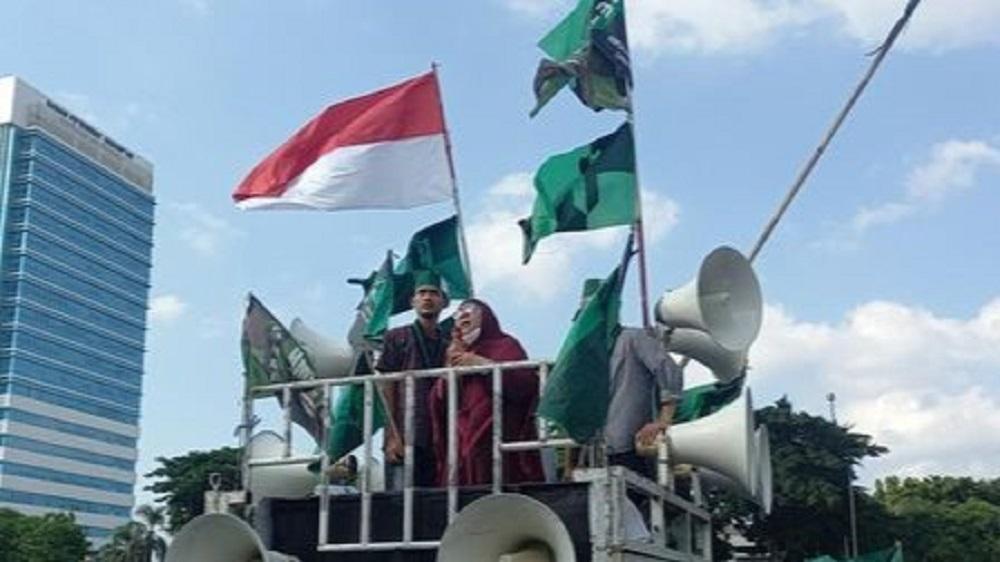 Ikut Geruduk Gedung DPR, Emak-emak: Kami Tak Takut Cegah Kemungkaran!