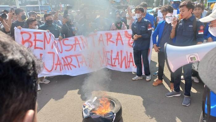 Arus Lalu Lintas Jalan Thamrin Padat, Imbas Massa Demo Longmarch ke Patung Kuda