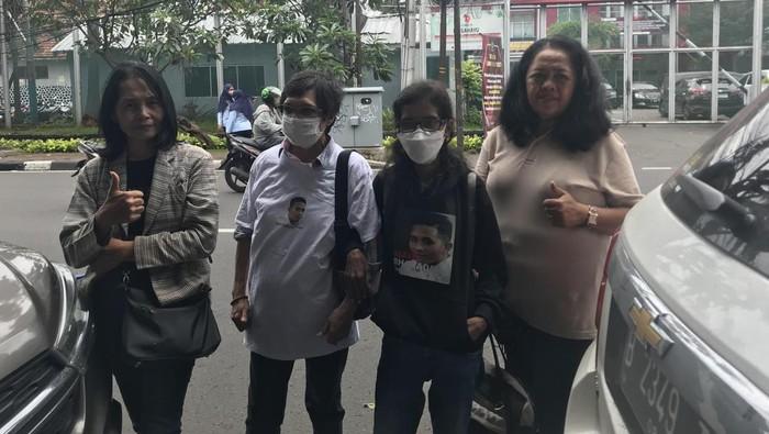 Kirim Dukungan, Eliezer's Angels Sambangi Lapas Salemba