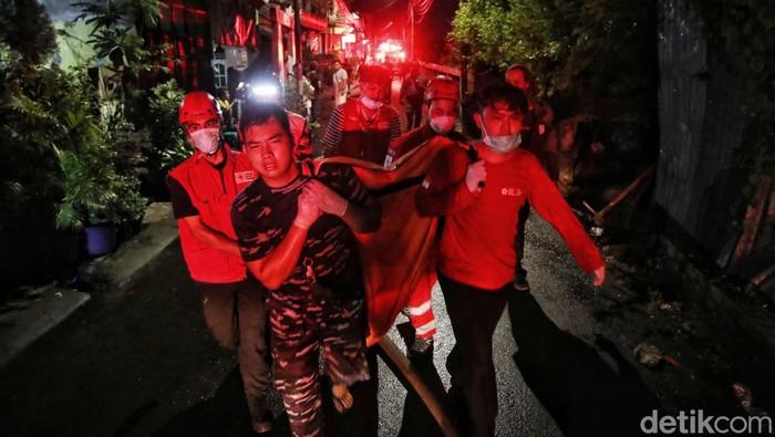 Petugas Gabungan Turunkan Alat Berat Cari Warga yang Hilang Pasca Kebakaran Depo Pertamina