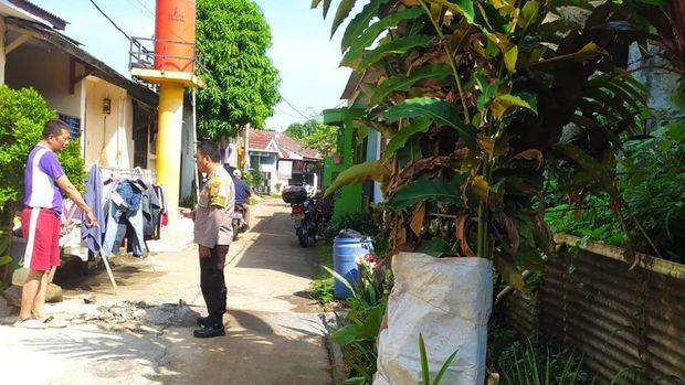 Terkuak! Ini Alasan Pemilik Mobil Parkir di 'Garasi' Depan Rumah di Bekasi