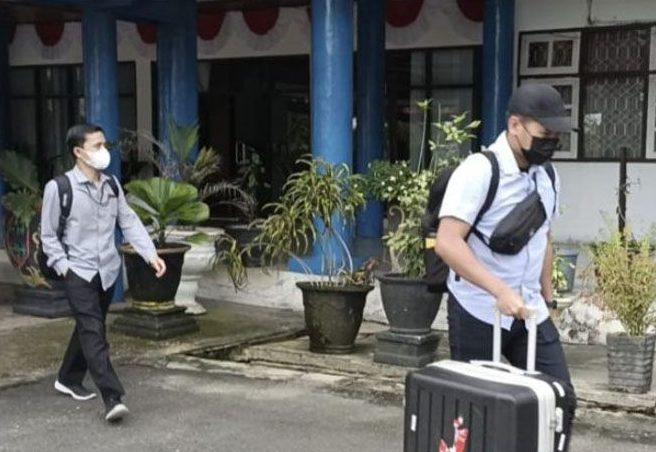 Kantor-Rumah Bupati Kapuas Digeledah, KPK Bawa Pulang 2 Koper Isi Dokumen Penting