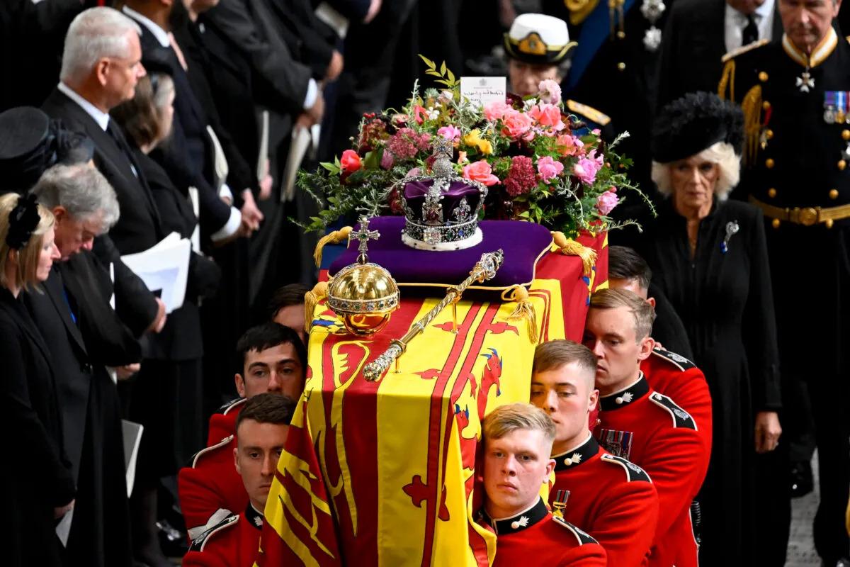 Jasad Ratu Elizabeth II Tiba di Kastil Windsor, Raja Charles III hingga Pangeran Harry Turut Hadir