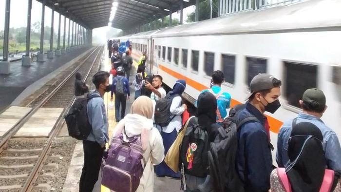 Jumlah Penumpang KAI Meroket Jelang Libur Panjang Besok!