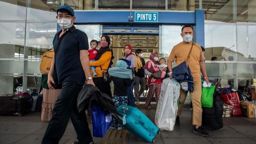 18 Ribuan Pemilir Berduyun-duyun ke Jakarta via Terminal Pulo Gebang