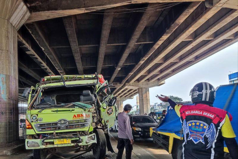 Bruk! Truk Pasir Hantam Truk Molen di Jatinegara, Jalanan Sekitar Macet Parah