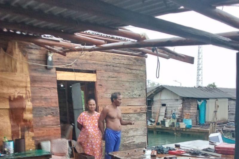 Atap Enam Rumah Warga Lingga dan Bintan Tersapu Angin Kencang
