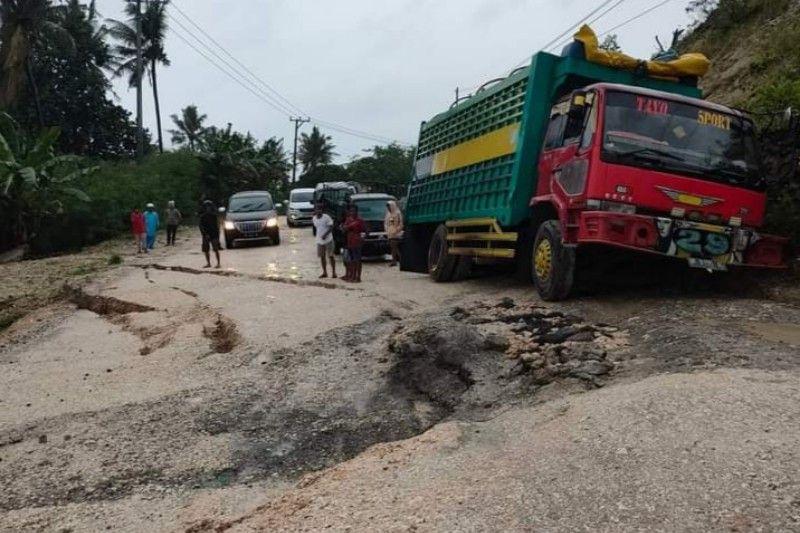 Jalan Trans Sulawesi Majene Ditutup Akibat Ambles