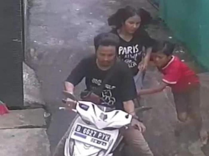 Aksi Heroik Bocah Ceburin Penjambret Ponsel ke Got