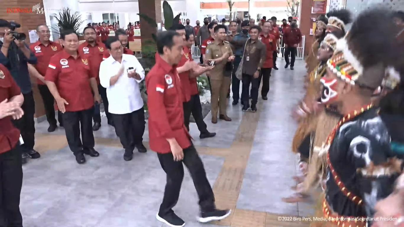 Momen Jokowi Ikut Berdansa Para Penari Tradisional saat Peresmian AMN Surabaya