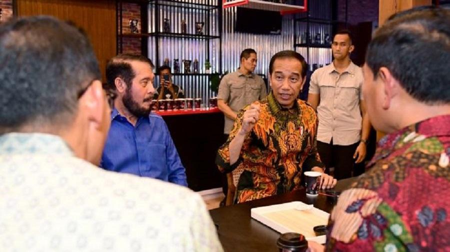 Jokowi dan Anwar Usman Seruput Kopi Bareng Dinilai Tak Elok