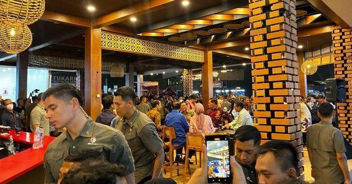 Jokowi Seruput Kopi Bareng Iparnya di PRJ H-1 Putusan MK soal Sistem Pemilu