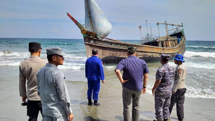 Bakamla Evakuasi Kapal Kayu Karam Berpenumpang Imigran Rohingya di Aceh
