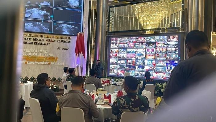 Kapolri dan Panglima TNI Pantau Via Daring Pergantian Malam Tahun Baru 2023 di Indonesia