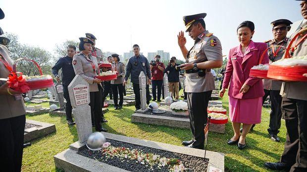 Kapolri Ziarah dan Tabur Bunga di TMP Kalibata Jelang HUT ke-77 Bhayangkara