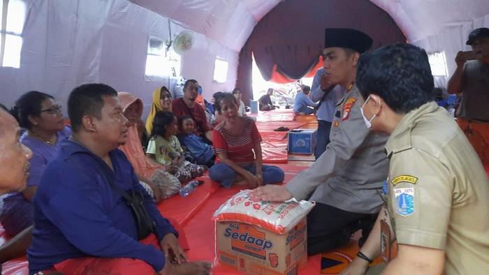 Viral! Polisi Cium Tangan Difabel, Ternyata Kapolsek Setiabudi Kompol Arif Oktora