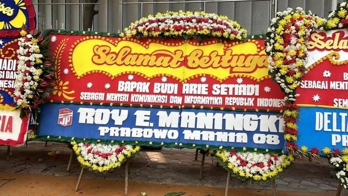 Relawan Jokowi dan Prabowo Kirim Karangan Bunga ke Budi Arie