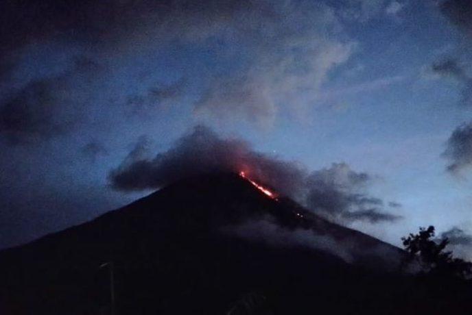 Petugas Sebut Gunung Karangetang masih Luncurkan Guguran Lava hingga Pagi Ini