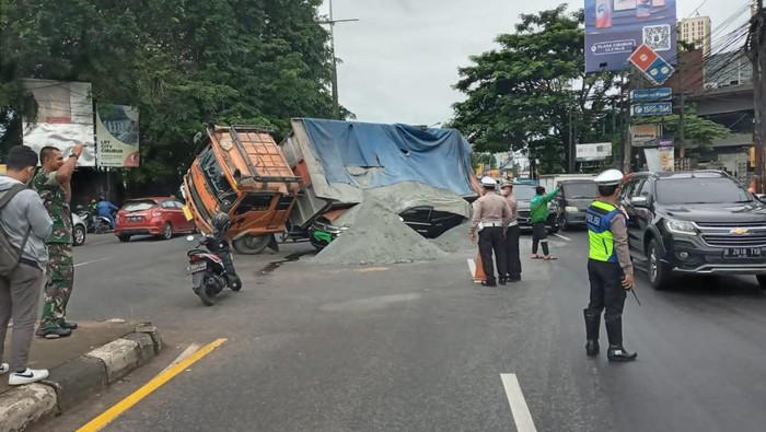 Pajero Jenderal Tertimpa Truk Pasir yang Kaget gegara Strobo, Netizen: Pak Yudo Mana Nih?