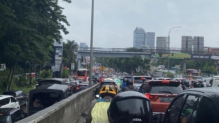 Macet Flyover TB Simatupang Arah Simpang Fatmawati Bikin Warga Jenuh