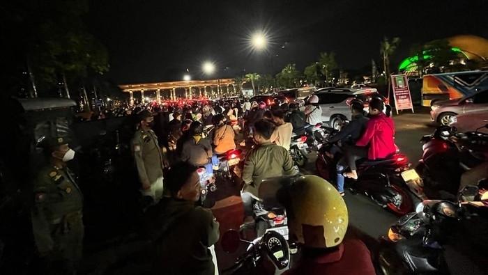 Waduh! Pengunjung Tumpah Ruah Sesaki Pintu 3 TMII