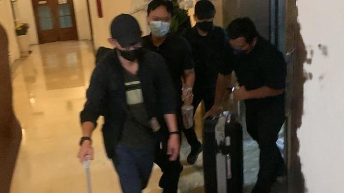 Penyidik KPK Selesai Geledah Ruang Kantor Khofifah dan Emil Dardak, Apa hasilnya?