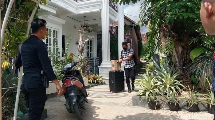 KPK juga Geledah Rumah Istri Ketua PDIP Jatim