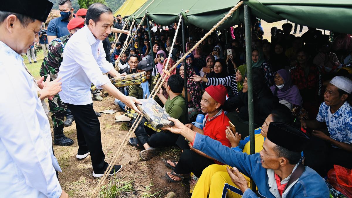 Sambangi Lokasi Episentrum Gempa di Desa Cijedil, Jokowi Bagikan Bantuan ke Para Pengungsi