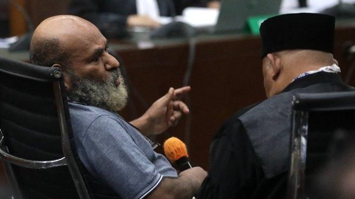 Emosi Lukas Enembe Tunjuk-tunjuk Jaksa saat Pembacaan Dakwaan Kasus Suap dan Gratifikasi Rp46,8 M!