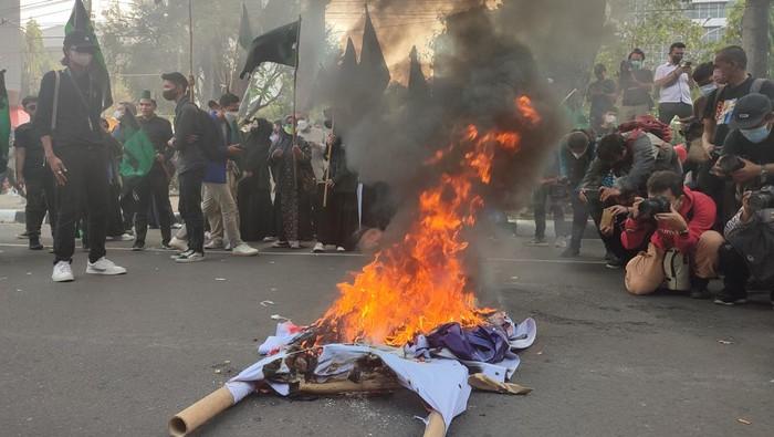 Massa Aksi Bakar Keranda Mayat Buntut Protes Kenaikan Harga BBM